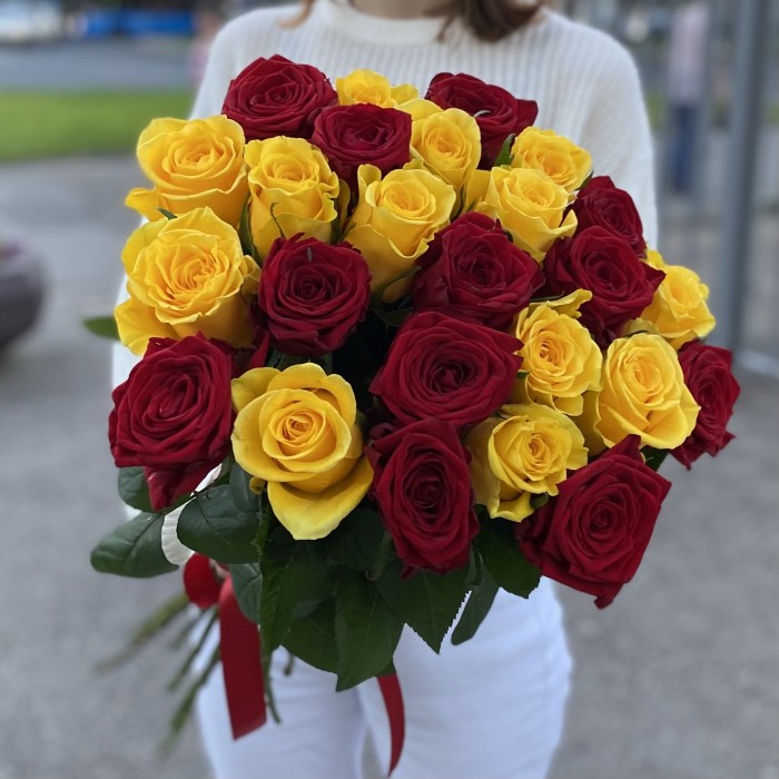 25 красных и желтых роз 60 см